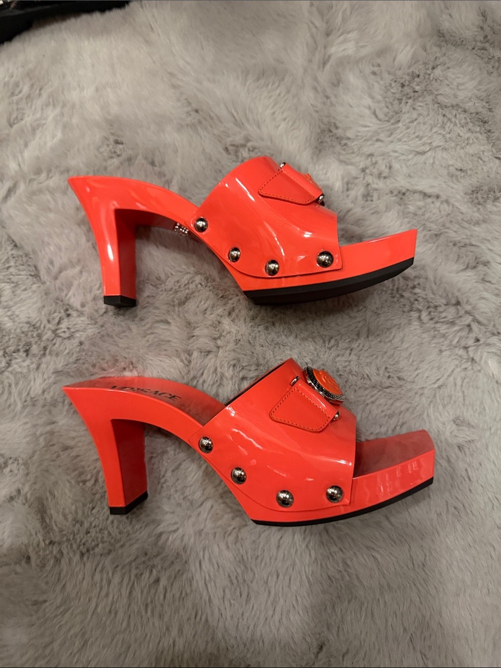 Versace Coral colored Slide Sandals with Medallion in silver - Picture 3 of 5